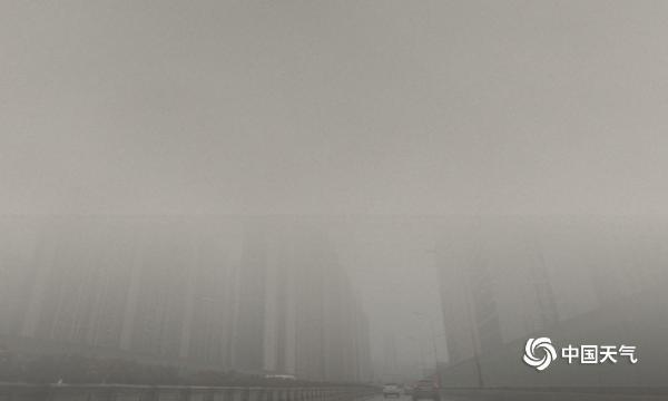 贵阳雨雾朦胧 宛若黑云压城