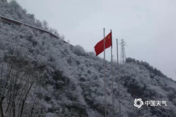 陕西宁陕高山地区降雪 一片银装素裹