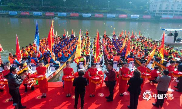福建延平：天公作美擂鼓槌  人声鼎沸赛龙舟