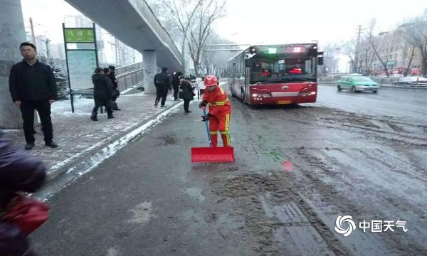 青海省部分地区出现降雪 环卫工人扫雪忙