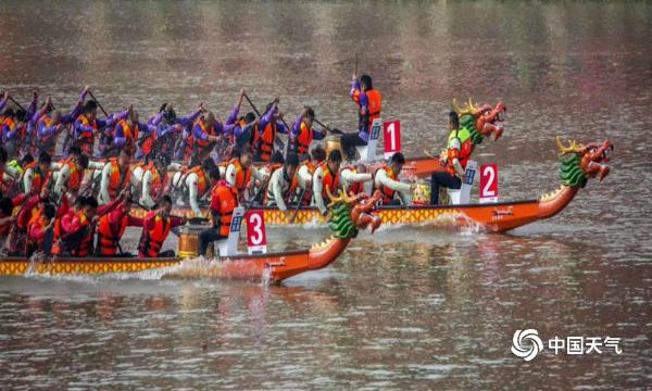 福建延平：天公作美擂鼓槌  人声鼎沸赛龙舟