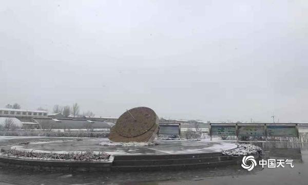 内蒙古赤峰市持续降雪 暴雪道路结冰预警齐发