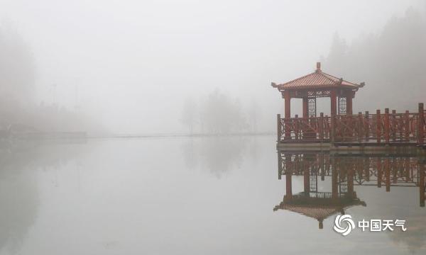 贵州印江：雾里观亭 如梦似幻