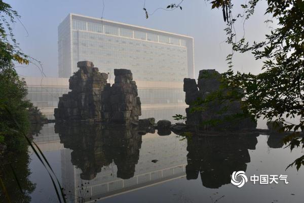 湖南长沙：晨雾缭绕 如梦似幻