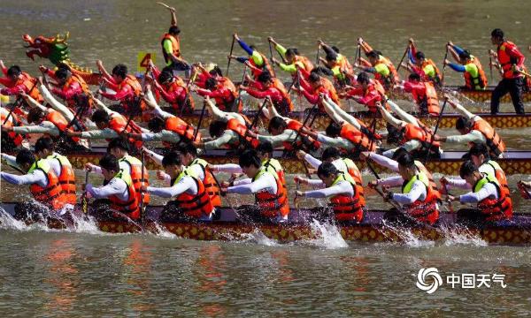 福建延平：天公作美擂鼓槌  人声鼎沸赛龙舟