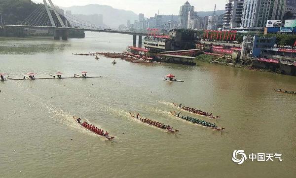 福建延平：天公作美擂鼓槌  人声鼎沸赛龙舟