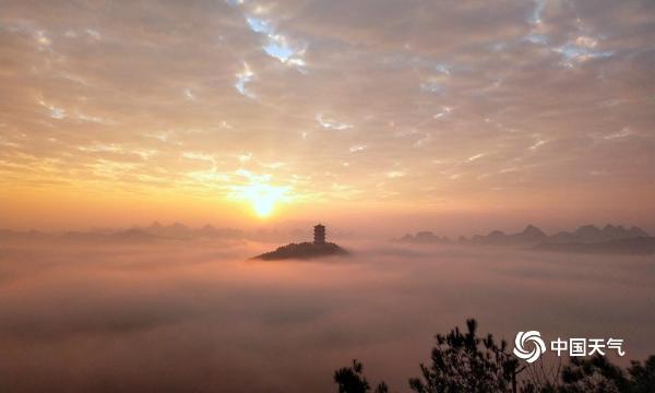 广西平乐金字岭旭日初升云雾缭绕 美如仙境