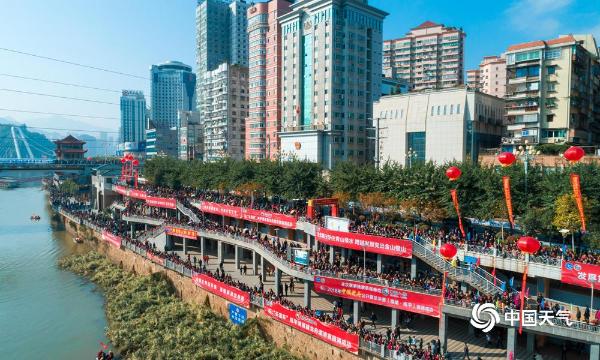 福建延平：天公作美擂鼓槌  人声鼎沸赛龙舟