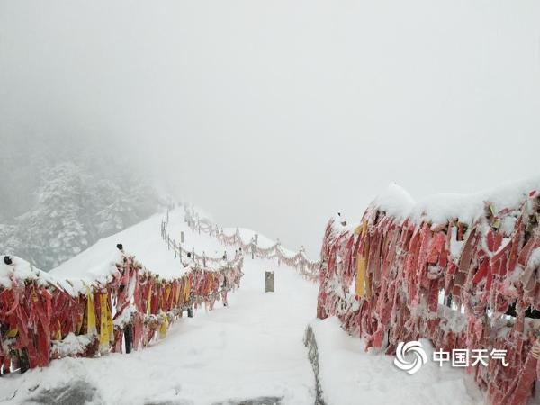 陕西华山：不畏风雪天寒 游人兴致浓
