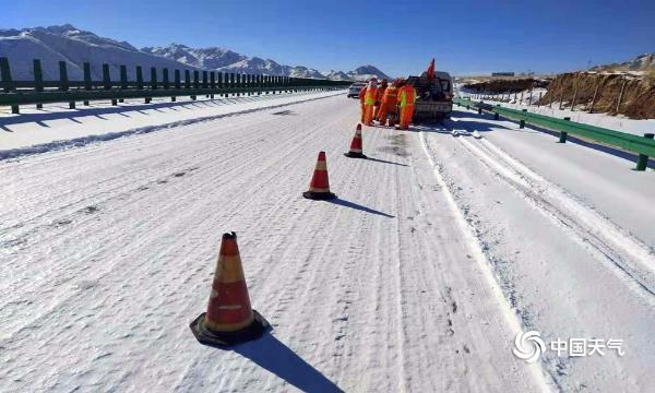 青海省部分地区出现降雪 环卫工人扫雪忙