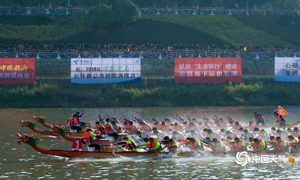 福建延平：天公作美擂鼓槌  人声鼎沸赛龙舟