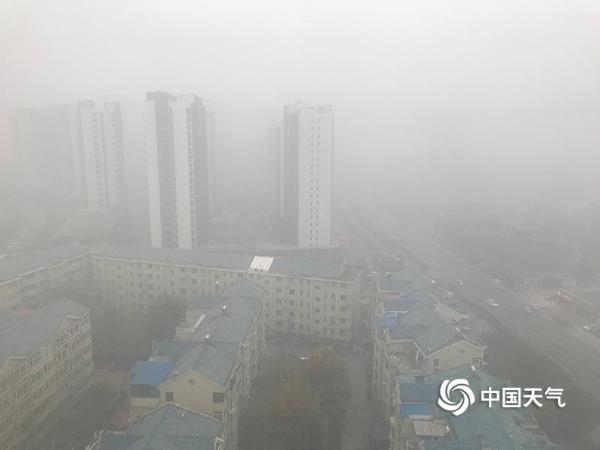 京津冀等地雾霾齐袭 建筑物若隐若现市民口罩“护体”