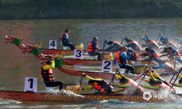 福建延平：天公作美擂鼓槌  人声鼎沸赛龙舟