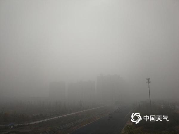 京津冀等地雾霾齐袭 建筑物若隐若现市民口罩“护体”
