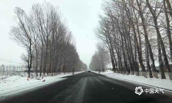 内蒙古赤峰市持续降雪 暴雪道路结冰预警齐发