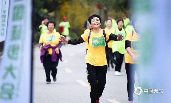 贵州黔西举行全国徒步大会 享受健走快乐