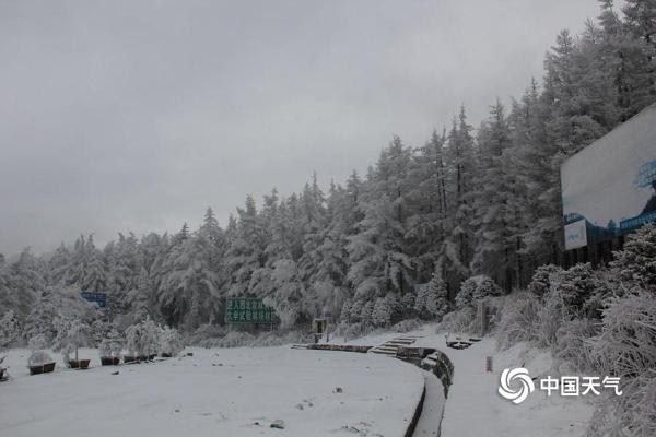 陕西宁陕高山地区降雪 一片银装素裹