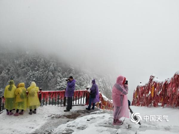 陕西华山：不畏风雪天寒 游人兴致浓