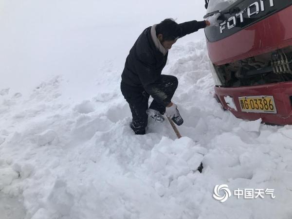 青海大范围降雪来袭 多个路段封闭车辆停运