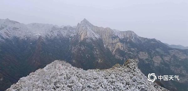 陕西少华山景区迎来今年下半年首场降雪