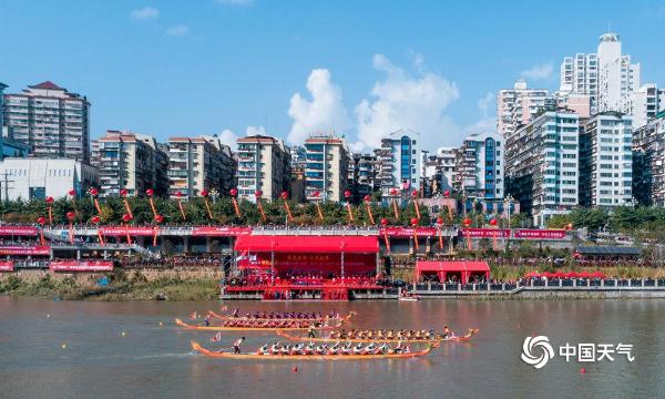 福建延平：天公作美擂鼓槌  人声鼎沸赛龙舟