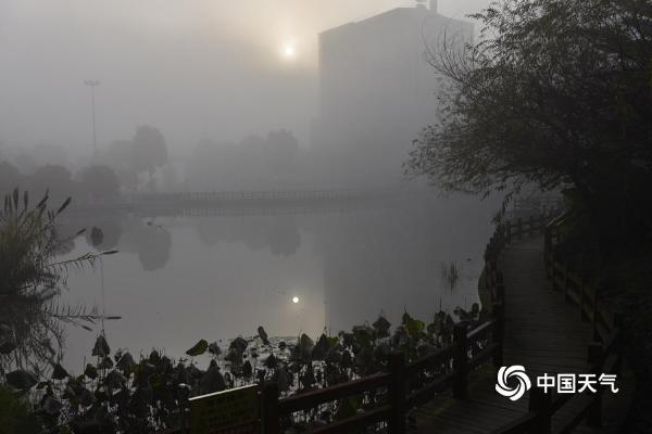 湖南长沙：晨雾缭绕 如梦似幻