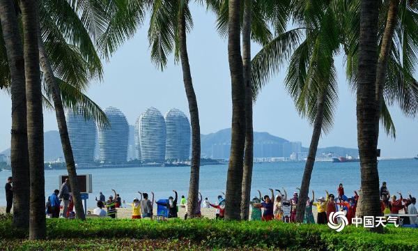 三亚艳阳高照 碧海蓝天绘出亮丽风景_TOM旅游