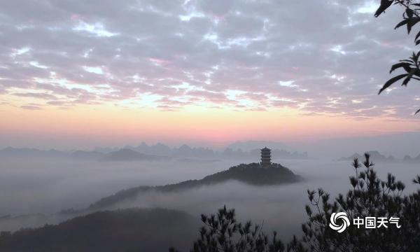 广西平乐金字岭旭日初升云雾缭绕 美如仙境