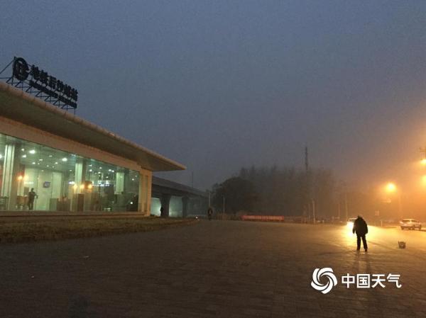 大雾和霾齐袭 北京楼宇模糊行人口罩遮面