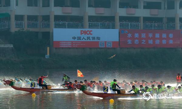 福建延平：天公作美擂鼓槌  人声鼎沸赛龙舟