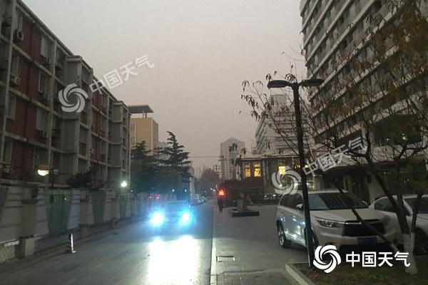 北京雾大致多条高速及环路封闭 今有轻到中度霾夜间消散