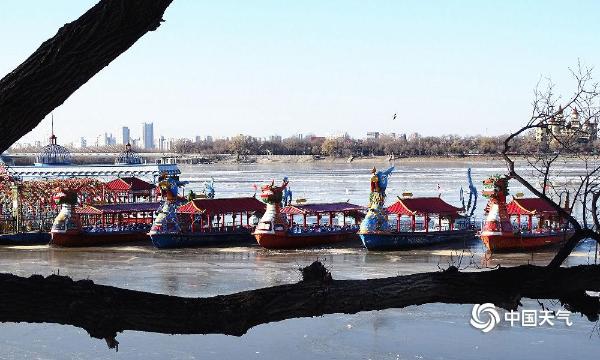 松花江哈尔滨段“小雪”封江 市民在江面上行走