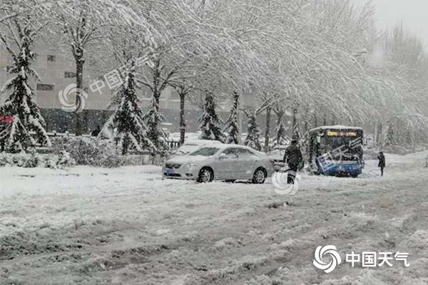 周末新疆黑龙江降雪持续 南方暴雨增多