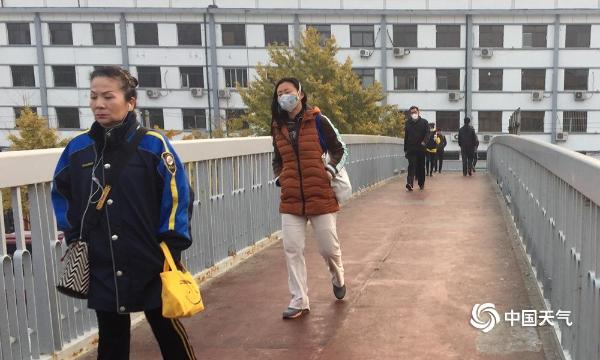 空气重污染来袭 北京市民口罩遮面