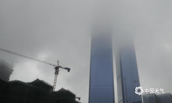 贵阳雨雾朦胧 宛若黑云压城