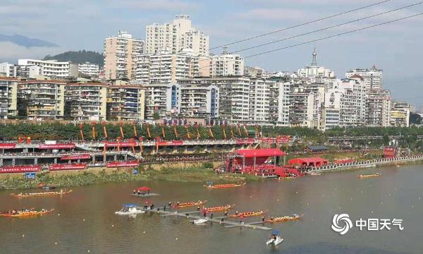 福建延平：天公作美擂鼓槌  人声鼎沸赛龙舟