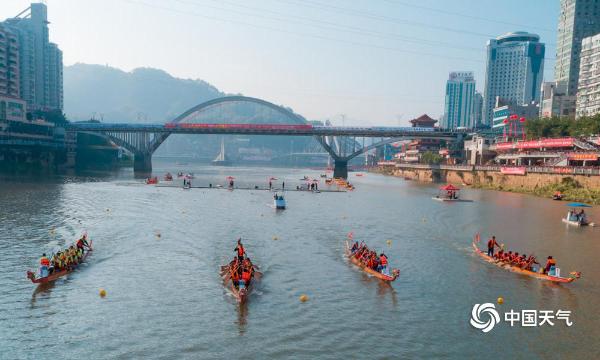 福建延平：天公作美擂鼓槌  人声鼎沸赛龙舟