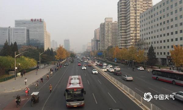 空气重污染来袭 北京市民口罩遮面