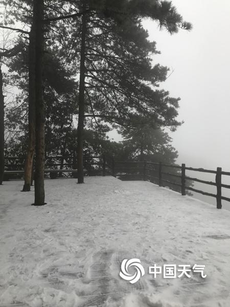 张家界天子山景区迎今冬初雪