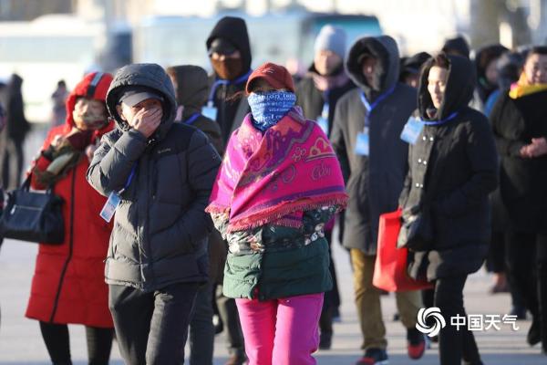 北京今晨-8℃创入冬来新低 天安门游客全副武装