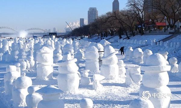 哈尔滨卡通雪人迎新年  造型别致萌翻天