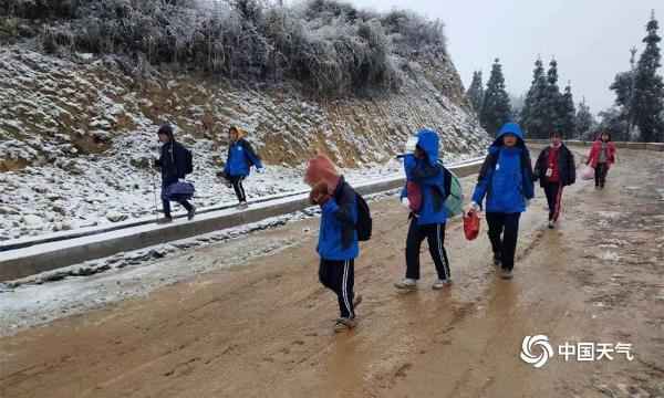 贵州台江雨雪持续 学生踏雪返校园