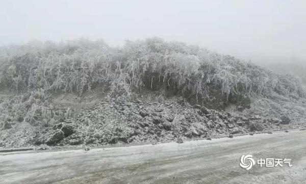 重庆石柱迎降雪 部分乡镇出现道路结冰