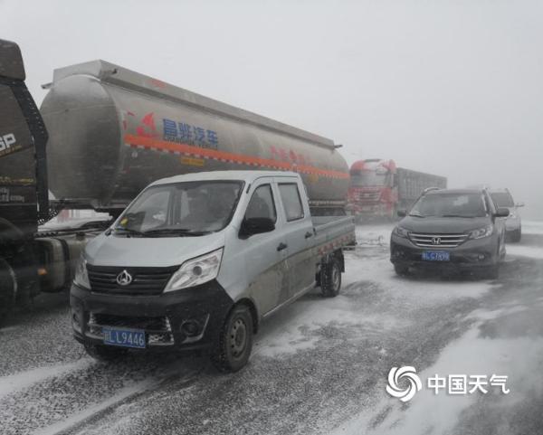 新疆哈密出现风吹雪 能见度不足50米