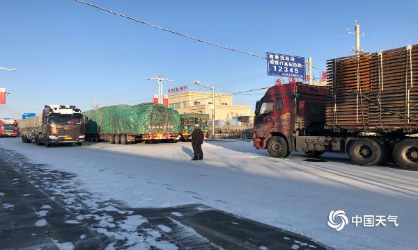 青海省茶卡镇出现降雪  导致运送物资车辆滞留