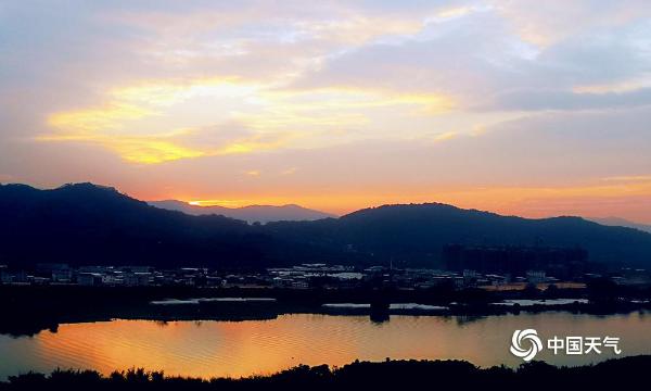 福建漳州：九龙江畔落日余晖 秋水一色