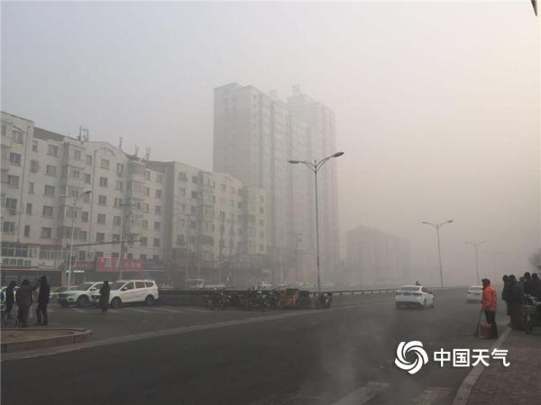 黑龙江多地因雾高速封闭 哈尔滨能见度不足千米