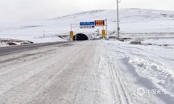 青海南部积雪不易融化  道路交通受影响