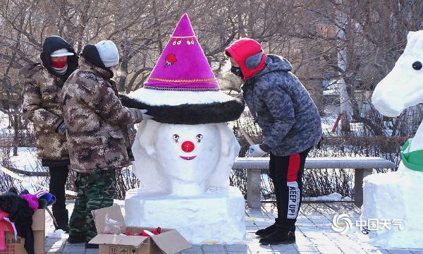 哈尔滨卡通雪人迎新年  造型别致萌翻天