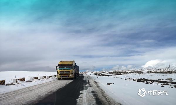 青海南部积雪不易融化  道路交通受影响